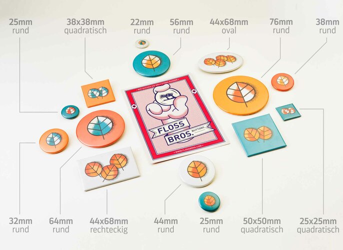 Verschiedene Formen und Größen von bedruckten Buttons sind um eine zentrale Postkarte mit der Aufschrift "FLOSS BROS BUTTON" verteilt. Enthaltene Größen: rund, quadratisch, oval, rechteckig. Die Postkarte zeigt den Größenvergleich.