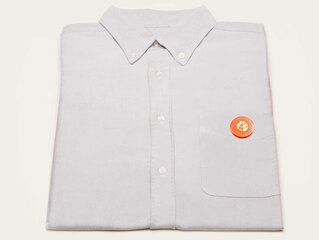 Button mit Sicherheitnadel am Hemd