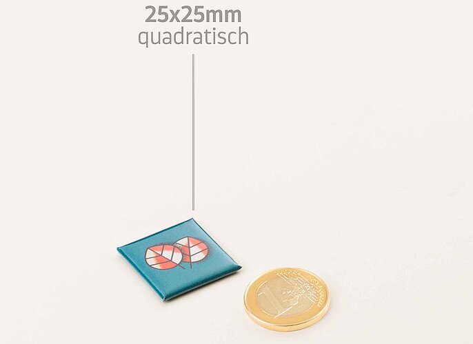 Unsere 25x25mm quadratischen Buttons im grössenvergleich