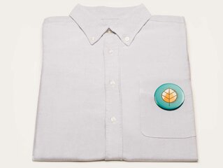 Grössenvergleich 56mm am Hemd