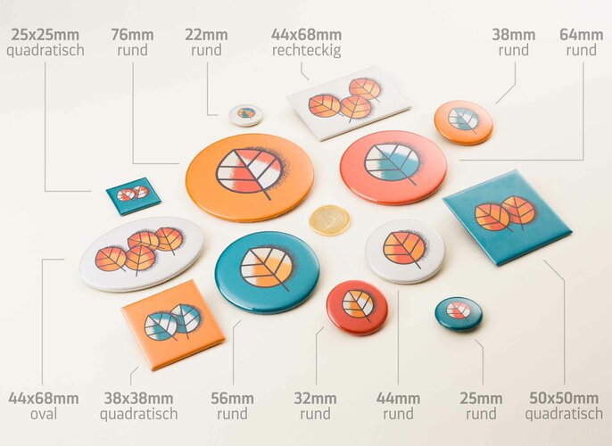 Verschiedene Buttons mit Blattmuster in unterschiedlichen Formen und Größen (rund, quadratisch, rechteckig, oval), auf hellem Hintergrund angeordnet. Größenangaben: 25x25mm quadratisch, 76mm rund, 22mm rund, 44x68mm rechteckig, 38mm rund, 64mm rund, 44x68mm oval, 38x38mm quadratisch, 56mm rund, 32mm rund, 44mm rund, 25mm rund, 50x50mm quadratisch. Zwischen den Buttons liegt eine Geldmünze. Die Münze zeigen den Größenvergleich.