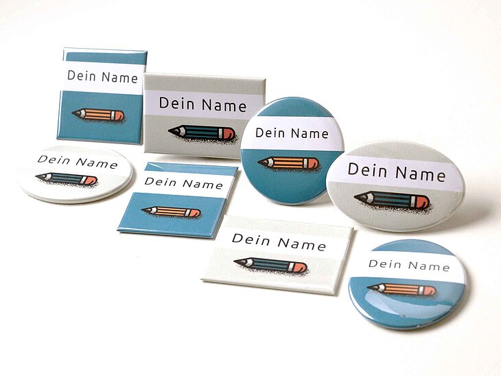 Buttons mit Namensschilden in Variationen