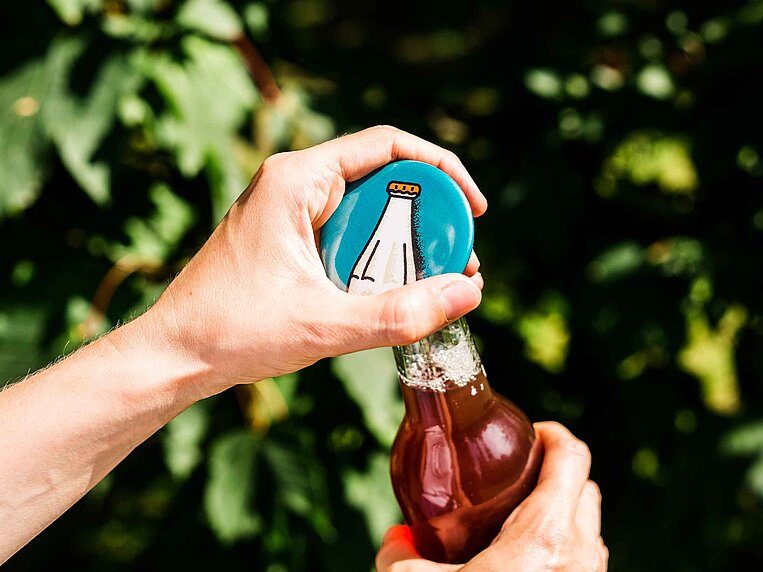 Flasche öffnen mit Flaschenöffner