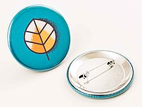 Button mit Sicherheitsnadel