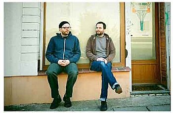 John und Benny vor ihrem Laden